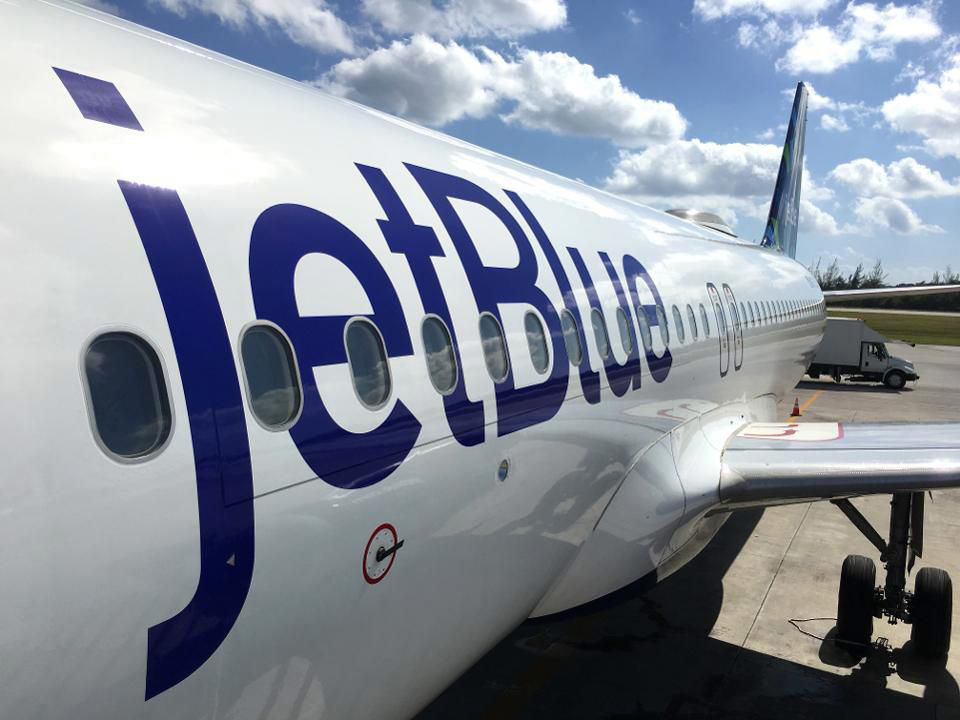 Cambios en JetBlue: prohíbe el equipaje de mano en su más baja - Noticias de - arecoa.com