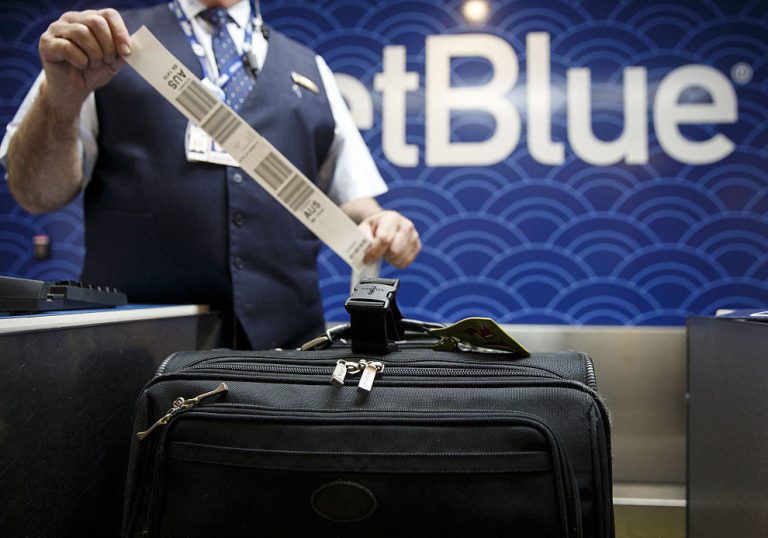JetBlue prohibición de equipaje de mano en plena pandemia irrita a