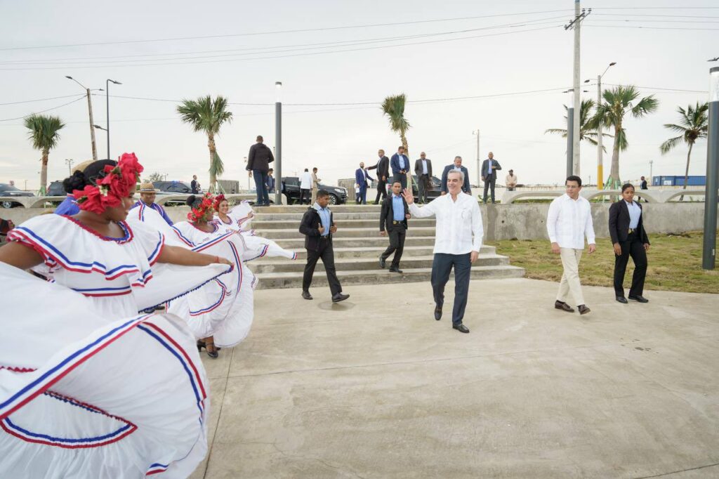 Abinader Y Collado Inauguran Malecón De SDE Por Más De RD$310 Millones ...