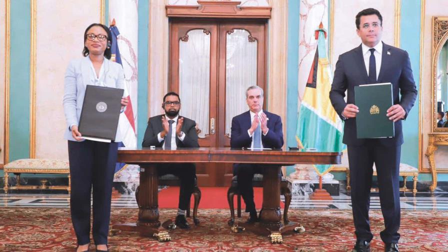 Oneidge Walrond and David Collado sign agreement to promote tourism